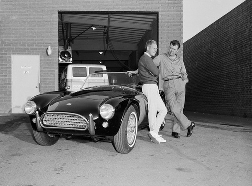Carroll-Shelby-and-Steve-McQueen-next-to-Steve-s-Ford-Cobra-in-1963-steve-mcqueen-32098121-500-368