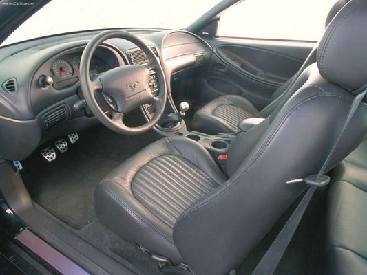 2001-bullitt-interior